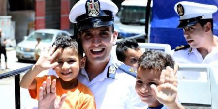 «بيصبح
      علينا
      العيد»..
      الداخلية
      تُشارك
      المواطنين
      الاحتفال
      بعيد
      الأضحى
      المبارك
      (فيديو)