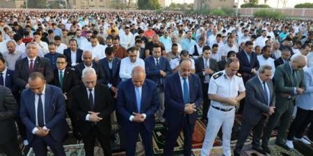 محافظ
      المنيا
      يؤدي
      صلاة
      عيد
      ...
