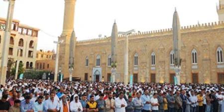 الآلاف يؤدون صلاة عيد الأضحى وسط أجواء احتفالية بالحسين