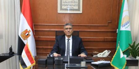 المحافظ يؤدى الصلاة ويهنئ المواطنين من مسجد مصطفى محمود