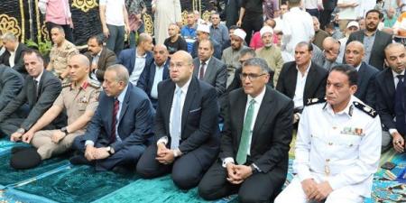 محافظ
      الجيزة
      يؤدي
      صلاة
      عيد
      الأضحى
      بساحة
      مسجد
      مصطفى
      محمود