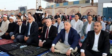 محافظ
      الإسماعيلية
      يؤدي
      صلاة
      عيد
      الأضحى
      بساحة
      "الملاعب
      المفتوحة"