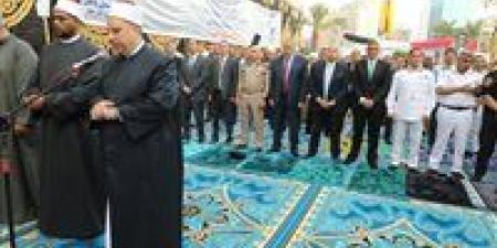محافظ
      الجيزة
      يؤدي
      صلاة
      عيد
      الأضحى
      المبارك
      بساحة
      مسجد
      مصطفى
      محمود