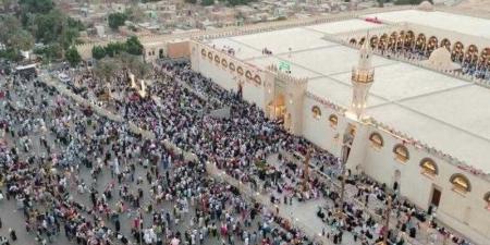 الآلاف
      يؤدون
      صلاة
      عيد
      الأضحى
      المبارك
      في
      مسجد
      عمرو
      بن
      العاص