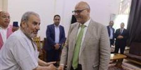 محافظ
      القليوبية
      يقدم
      التهنئة
      للمسنين
      ويقدم
      لهم
      الهدايا
      والورود
      -
      صور