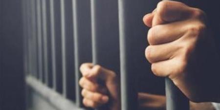 طعنه
      بسكين
      في
      بطنه..
      حبس
      المتهم
      بقتل
      شقيقه
      في
      مشاجرة
      الحوامدية