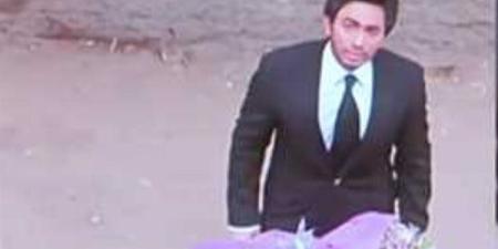 تامر
      حسني
      يعلّق
      على
      فيديو
      شاب
      يقلد
      «عمر
      وسلمى»:
      "بابا
      طلع
      البطل
      الحقيقي"!