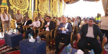 بعد
      جولته
      بالإسكندرية
      ..
      وزير
      الإسكان
      يتابع
      مع
      محافظ
      كفر
      الشيخ
      مشروعات
      مياه
      الشرب
      والصرف
      بمبادرة
      «حياة
      كريمة»