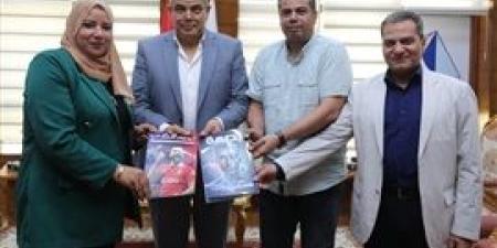 رئيس
      جامعة
      كفر
      الشيخ
      يتسلم
      نسخ
      المشروعات
      التدريبية
      لشعبة
      الصحافة
      بكلية
      الآداب