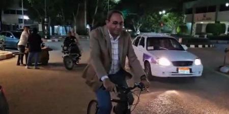 بعد انتهاء عمله.. محافظ قنا يتجول بدراجته بين المواطنين في الشوارع