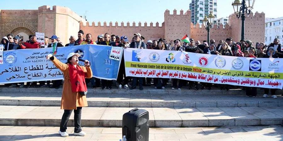 احتجاج
      يرفض
      "قانون
      الإضراب"