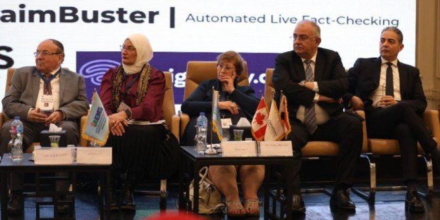 نقيب
      الإعلاميين
      بمصر:
      الإعلام
      الجديد
      أصبح
      واقعا
      يجب
      الإعتماد
      عليه
      والاستفادة
      منه.
