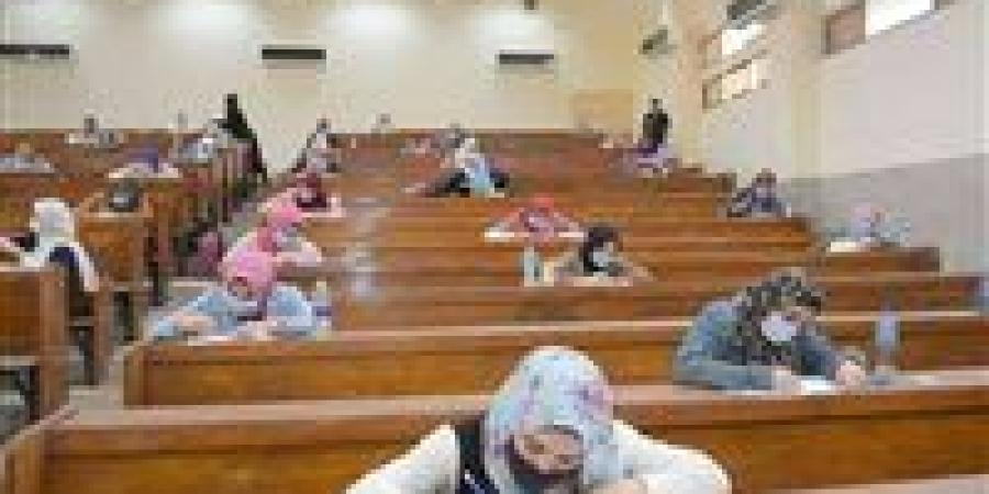 رئيس
      جامعة
      المنيا
      يتفقد
      ...