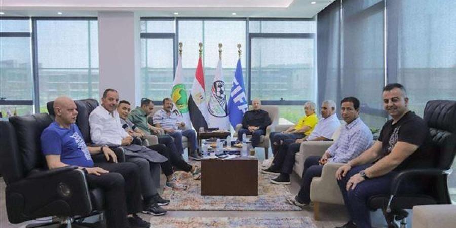 "أبوريدة"
      يبحث
      برنامج
      المنتخب
      الوطنى
      لكأس
      العرب
      مع
      الجهاز
      الفني