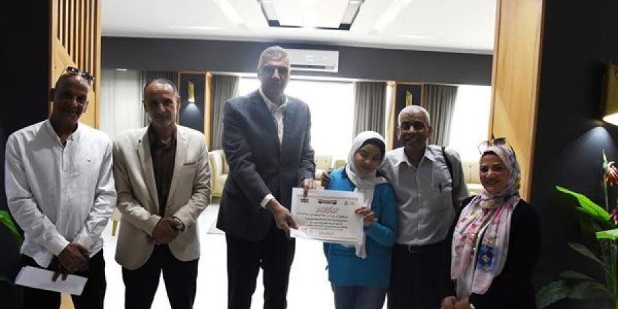 محافظ
      أسوان
      يكرم
      البطلة
      "آلاء
      ...
