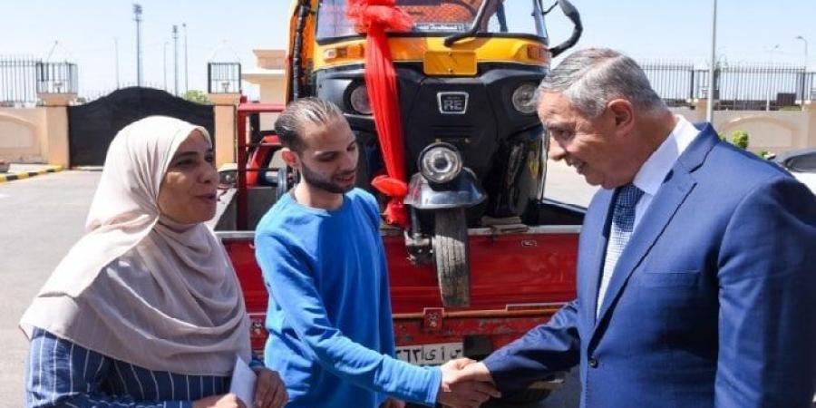 محافظ
      الإسكندرية
      يُسلّم
      «توك
      توك»
      جديد
      لسيدة
      تعويضًا
      عن
      مركبتها
      التي
      غرقت
      بسبب
      العاصفة