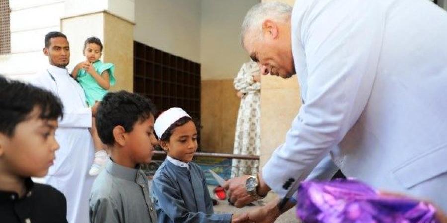 محافظ أسوان يوزع كروت تهنئة من الرئيس السيسي على الأطفال الأيتام في عيد الأضحى