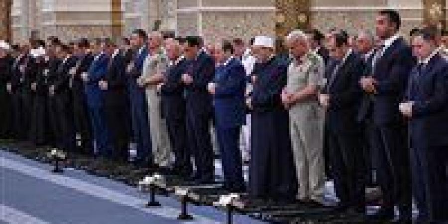 الرئيس
      السيسي
      يؤدي
      صلاة
      عيد
      الأضحى
      في
      مسجد
      مصر
      بالعاصمة
      الإدارية