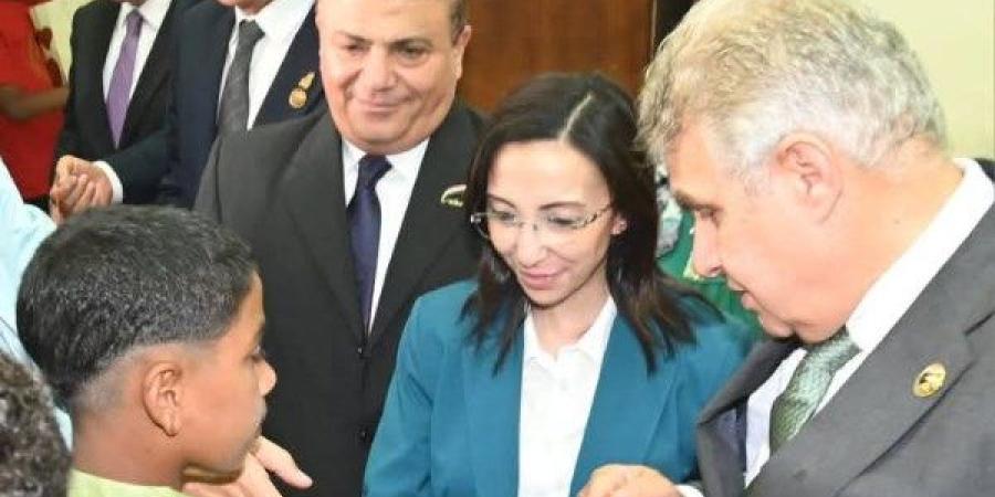 محافظ البحيرة تُشارك المسنين فرحة عيد الأضحى وتوزع الهدايا من باب  الفرحة