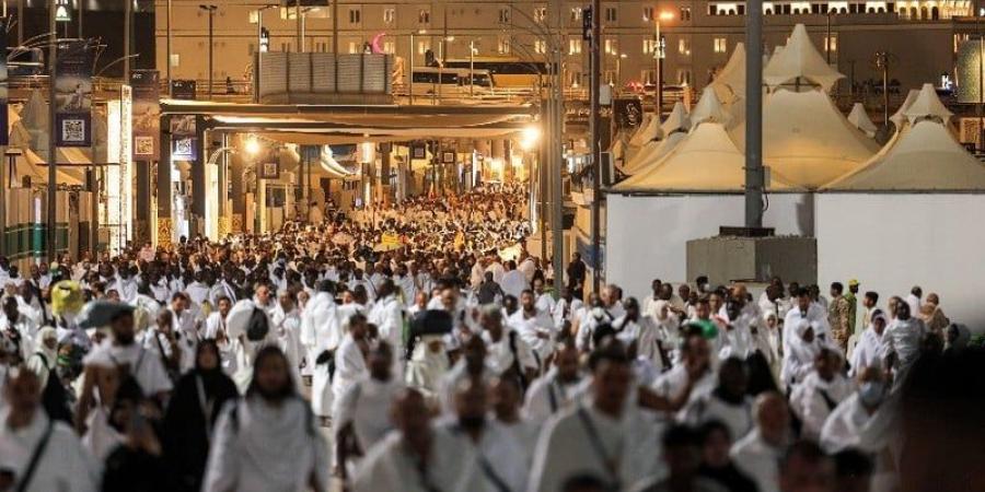 الحجاج
      يبدأون
      رمي
      الجمرات
      في
      منى