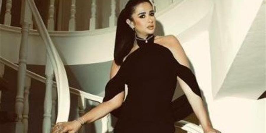 بالحجاب..
      هكذا
      احتفلت
      الفنانة
      ...
