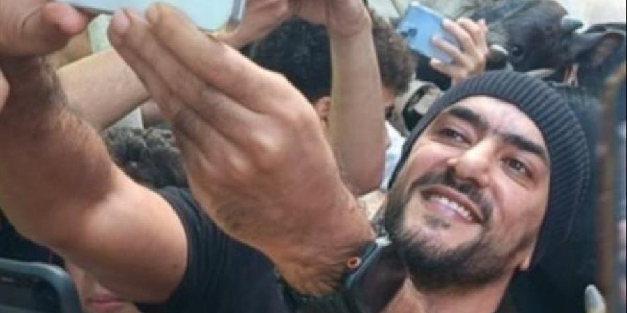 أحمد
      العوضي
      يحتفل
      بعيد
      الأضحى
      وسط
      أهالي
      عين
      شمس:
      "ضحينا
      مع
      أهل
      بلدي"