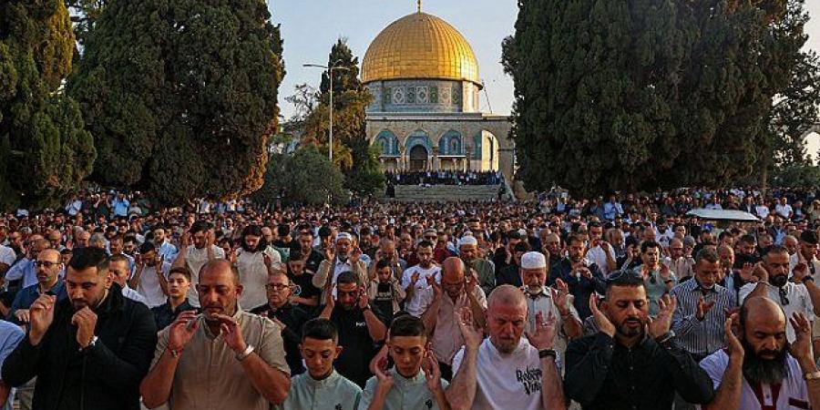 عشرات
      الآلاف
      يؤدون
      صلاة
      عيد
      الأضحى
      في
      المسجد
      الأقصى
      المبارك