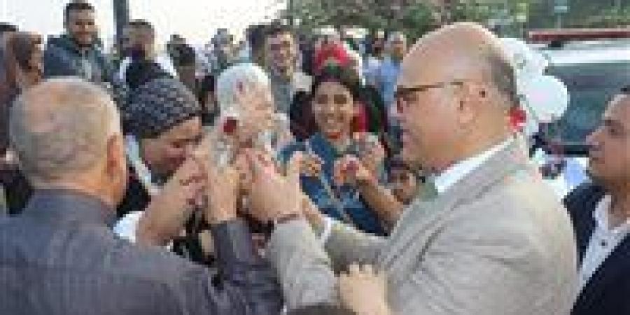 محافظ
      القليوبية
      يوزع
      الورود
      على
      الزائرين
      بمنطقة
      الكورنيش
      ببنها