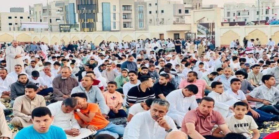 حشود
      كبيرة
      من
      المصلين
      يؤدون
      صلاة
      العيد
      بالمجمع
      الاسلامي
      بمدينة
      السادات