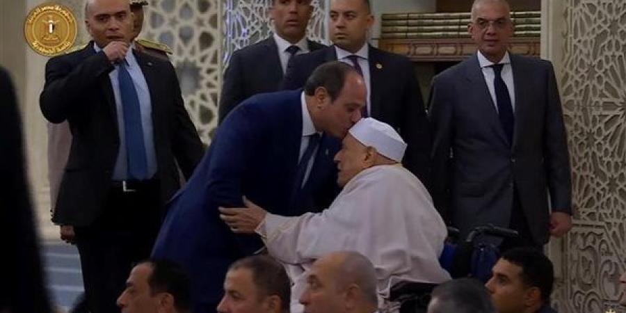 لفتة
      إنسانية..
      الرئيس
      السيسي
      يقبل
     ...