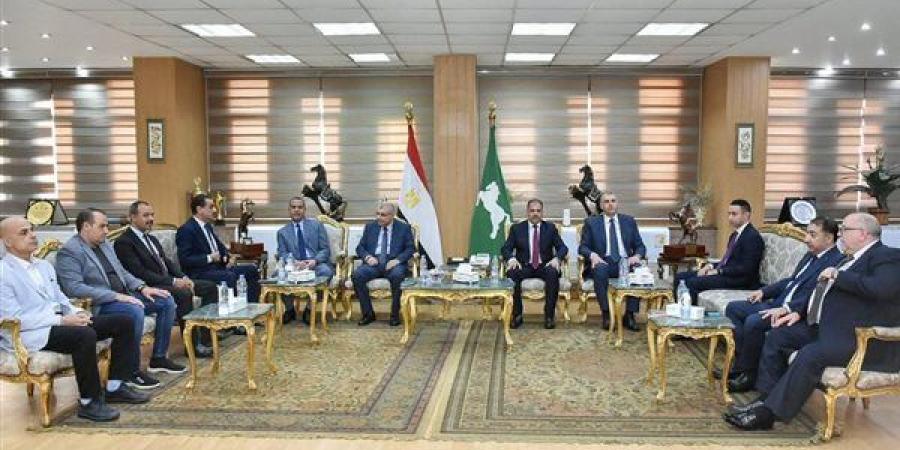 محافظ
      الشرقية
      يستقبل
      المهنئين
      بمكتبه
      بالديوان
      العام
