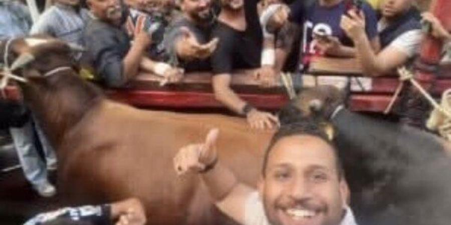 «ضحيت
      وسط
      أهلي»..
      أحمد
      العوضي
      يحتفل
      بعيد
      الأضحى
      بين
      جيرانه
      في
      عين
      شمس
      (فيديو)