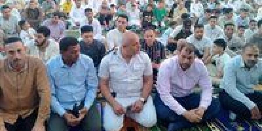 رئيس
      مدينة
      العياط
      يؤدي
      صلاة
      العيد
      بالنادي
      ويوزع
      الهدايا
      على
      الأطفال