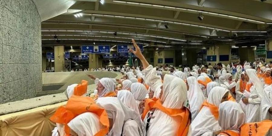 الحجاج يبدأون رمي "جمرة العقبة" الكبرى في مشعر منى