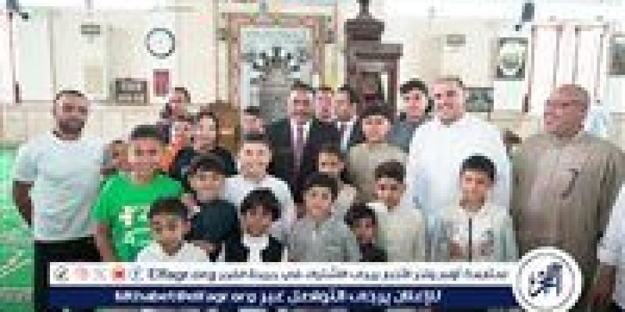 محافظ
      مطروح
      يؤدي
      صلاة
      العيد
      وسط
      الأهالي
      بالمسجد
      الكبير