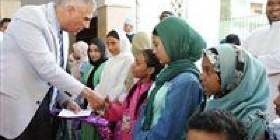 محافظ
      أسوان
      يوزع
      كروت
      تهنئة
      رئيس
      الجمهورية
      والهدايا
      والعيدية
      على
      الأطفال
      الإيتام