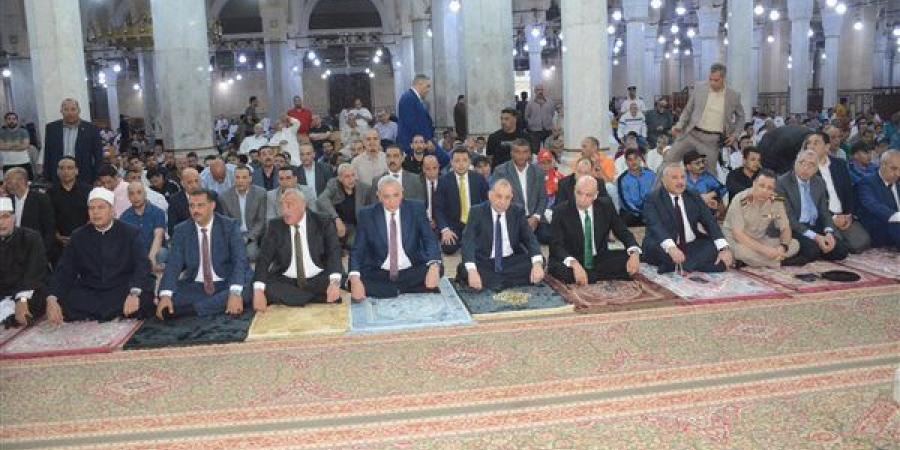 محافظ
      الغربية
      يؤدي
      صلاة
      العيد
      ...