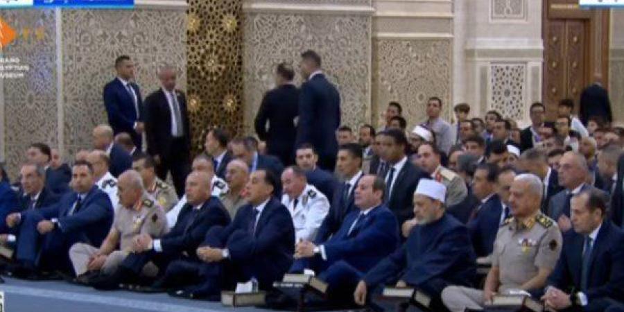 الرئيس
      السيسي
      يستمع
      إلى
      خطبة
      عيد
      الأضحى
      بمسجد
      مصر
      بالعاصمة
      الإدارية