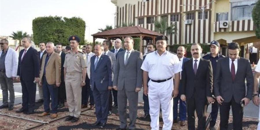 محافظ
      بورسعيد
      يزور
      قوات
      الأمن
      ...