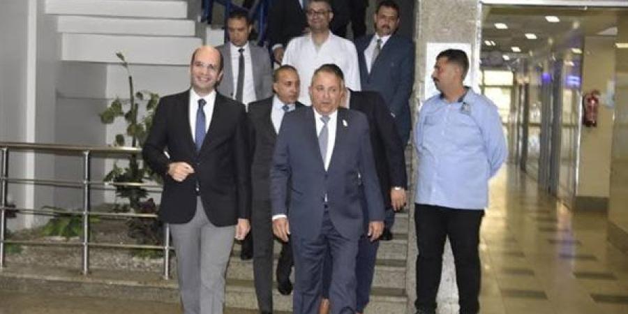 محافظ
      بورسعيد
      يتفقد
      مستشفى
      ...
