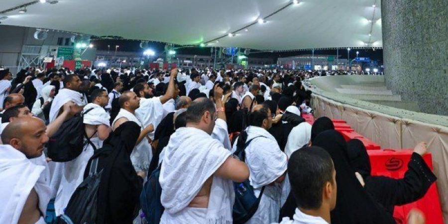 حجاج
      بيت
      الله
      الحرام
      يرمون
      جمرة
      العقبة
      الكبرى
      في
      مشعر
      منى