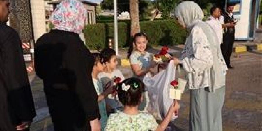 توزيع
      الورود
      وكروت
      تهنئة
      الرئيس
      علي
      المواطنين
      بكفر
      الشيخ
      احتفالًا
      بعيد
      الأضحى
      المبارك