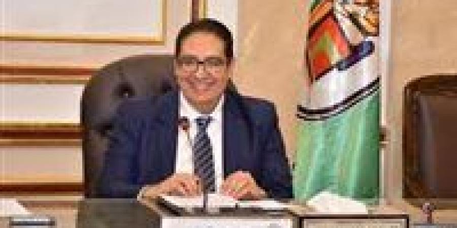 رئيس
      جامعة
      القاهرة
      يتلقى
      تقريرا
      ...
