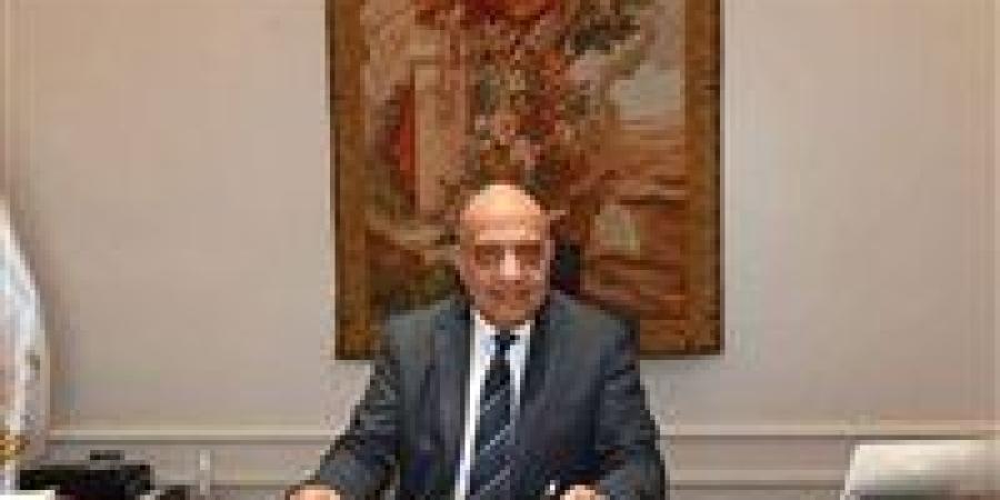 وزير
      الكهرباء
      يتابع
      انتظام
      سير
      العمل
      وضمان
      جودة
      التغذية
      الكهربية
      خلال
      العيد