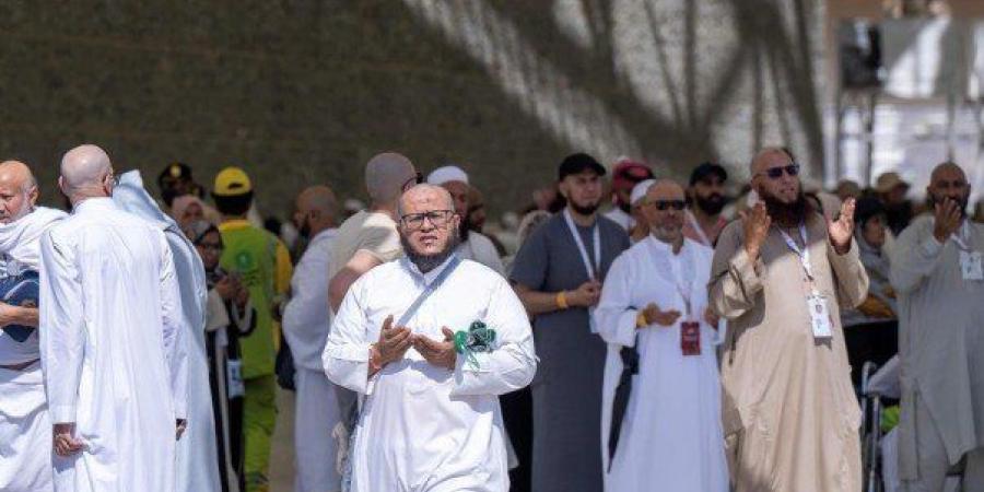 حجاج
      بيت
      الله
      الحرام
      يرمون
      الجمرات
      الثلاث
      في
      ثاني
      أيام
      التشريق