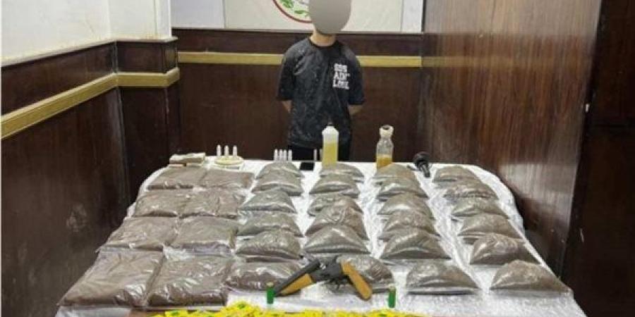سقوط
      عاطل
      بحوزته
      35
      كيلو
      إستروكس
      بمنطقة
      السلام