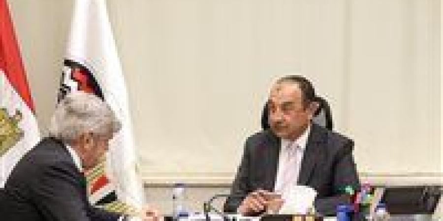 وزير
      قطاع
      الأعمال
      يبحث
      مع
      «ماير
      تكنيمونت»
      الإيطالية
      تطورات
      مشروع
      حامض
      النيتريك
      ونترات
      الأمونيوم
      بشركة
      كيما