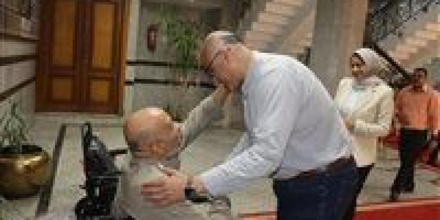 محافظ
      القليوبية
      يوفر
      كرسيًا
      كهربائيًا
      لمواطن
      من
      ذوي
      الهمم