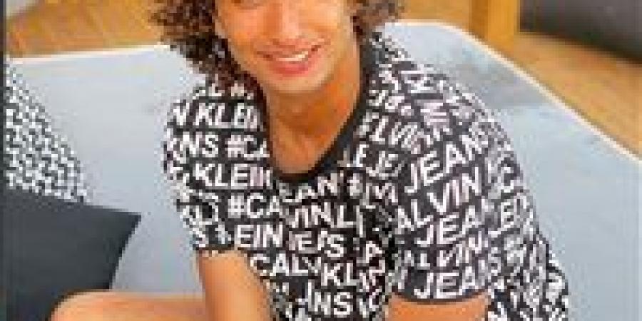 عمرو
      وردة
      يوجه
      انتقادات
      لـ
      أحمد
  ...