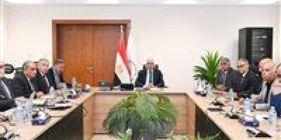وزير
      الري:
      توفير
      الاحتياجات
      المائية
      بالموسم
      الصيفي
      ومتابعة
      إيراد
      نهر
      النيل